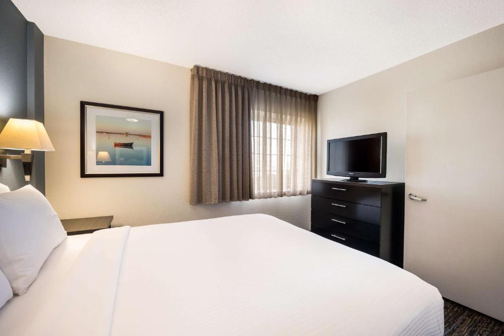 One-Bedroom Queen Suite interior